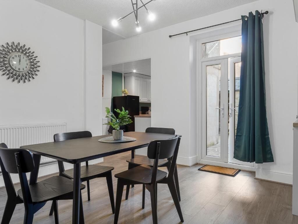House, 4 Bedrooms | Dining