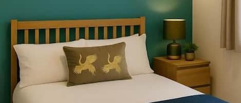 Tabla de planchar con plancha, wifi gratis y ropa de cama