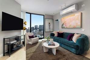 Smart TV, books - Skyline Suite Near Crown · Panoramic Yarra Views. Heated Pool, Gym, Sauna, Steam (Southbank)