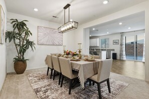 Dining - 6BR 8Beds 3Kings 3TVs Arcade Tesla Charger Near Airport SilverLakes Groups (Ontario)