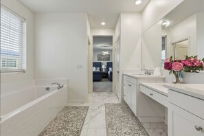 Bathroom - 6BR 8Beds 3Kings 3TVs Arcade Tesla Charger Near Airport SilverLakes Groups (Ontario)