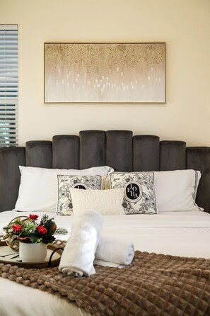 Room - 6BR 8Beds 3Kings 3TVs Arcade Tesla Charger Near Airport SilverLakes Groups (Ontario)