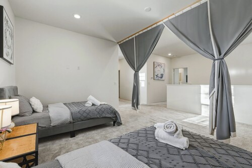 6BR 8Beds 3Kings 3TVs Arcade Tesla Charger Near Airport SilverLakes Groups