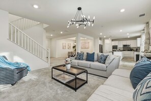 Living area - 6BR 8Beds 3Kings 3TVs Arcade Tesla Charger Near Airport SilverLakes Groups (Ontario)