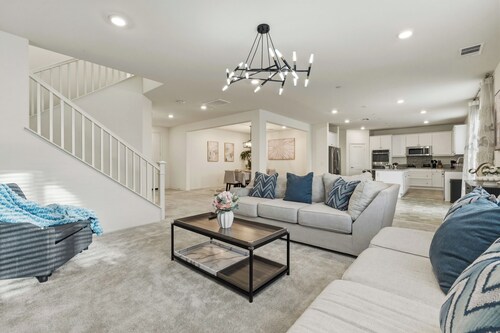 6BR 8Beds 3Kings 3TVs Arcade Tesla Charger Near Airport SilverLakes Groups
