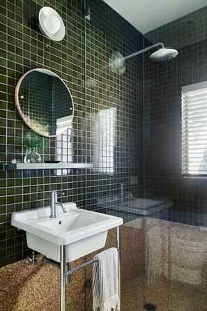 Shower, hair dryer, towels, soap - Polperro Farmhouse (Red Hill)