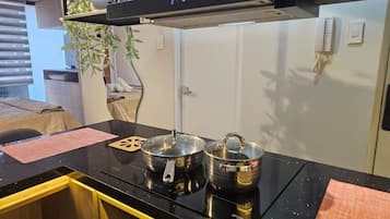 Deluxe Apartment, 1 Queen Bed, Kitchen | Private kitchen