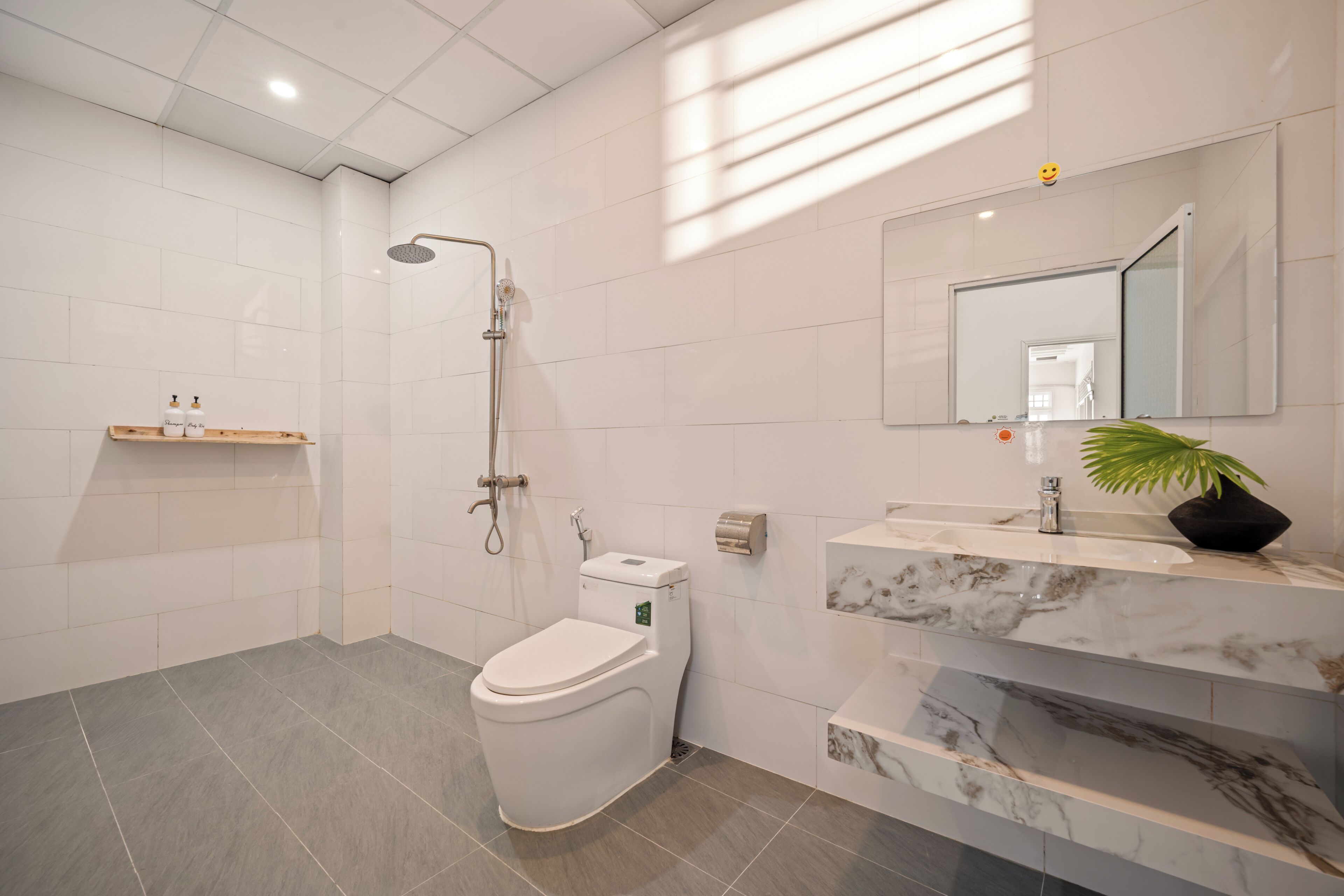 Shower, rainfall showerhead, free toiletries, hair dryer