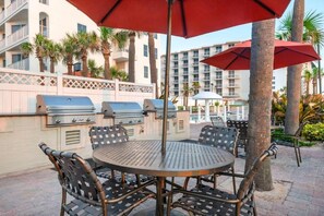 Outdoor dining - Cozy 1-bedroom condo in tranquil Ormond Beach with AC (Ormond Beach)