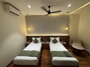 Executive Twin Room | Meja, ruang kerja komputer riba, langsir/tirai gelap terus 