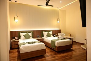 Kamar Twin Eksekutif | Meja kerja, ruang kerja ramah laptop, dan tirai kedap cahaya