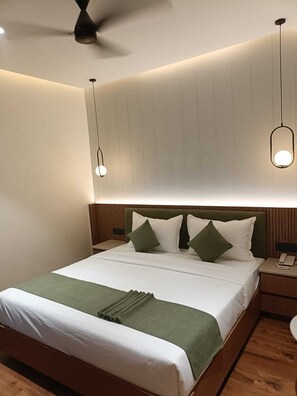 Desk, laptop workspace, blackout curtains, iron/ironing board - Trevon Hotel Gujrat Centrale (Ranchi)