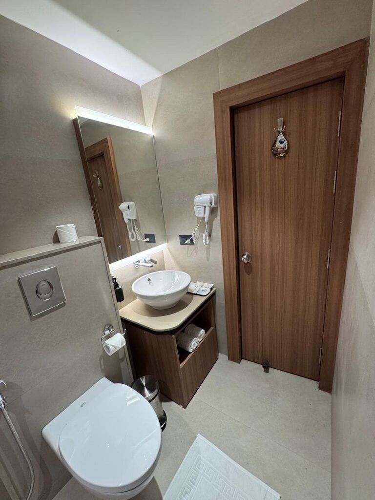 Articles de toilette gratuits, sèche-cheveux, serviettes fournies, savon