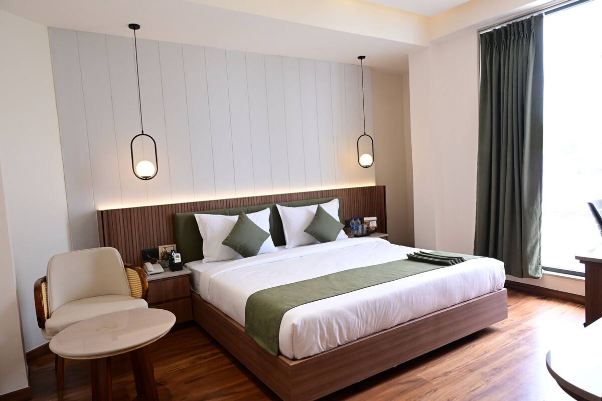 Executive King Room | Desk, laptop workspace, blackout drapes, iron/ironing board