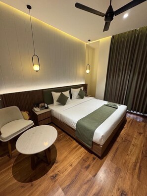 Executive King Room | Meja, ruang kerja komputer riba, langsir/tirai gelap terus 