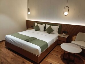 Desk, laptop workspace, blackout curtains, iron/ironing board - Trevon Hotel Gujrat Centrale (Ranchi)
