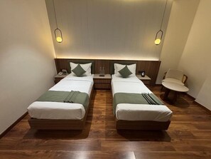Executive Twin Room | Meja, ruang kerja komputer riba, langsir/tirai gelap terus 