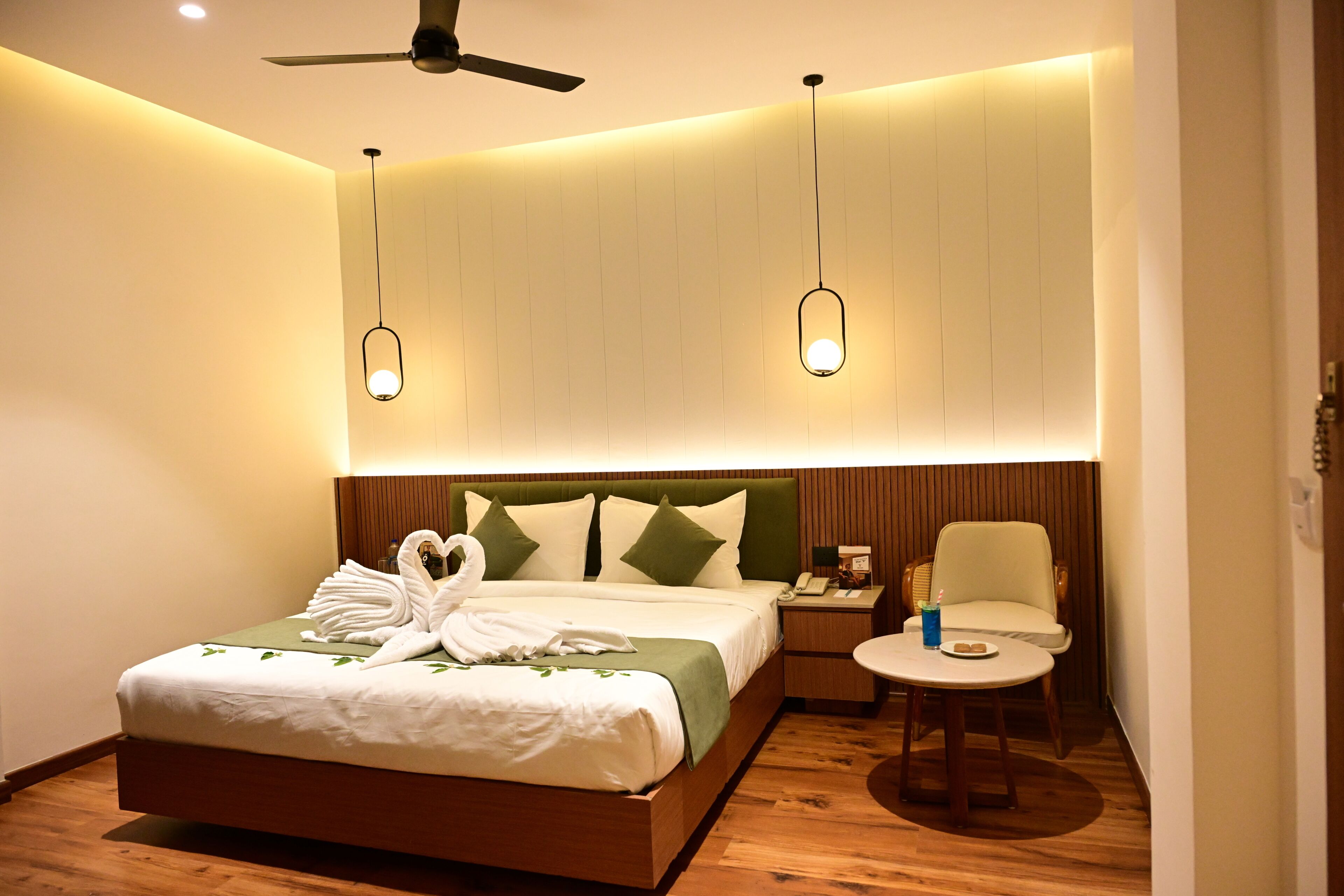Executive King Room | Desk, laptop workspace, blackout drapes, iron/ironing board