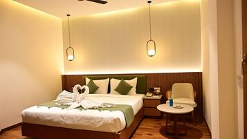 Executive King Room | Desk, laptop workspace, blackout drapes, iron/ironing board