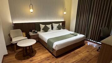 Executive King Room | Meja kerja, ruang kerja ramah laptop, dan tirai kedap cahaya