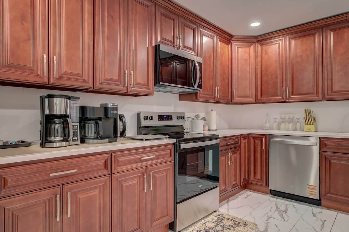 Fridge, oven, stovetop, dishwasher