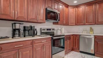 Fridge, oven, stovetop, dishwasher