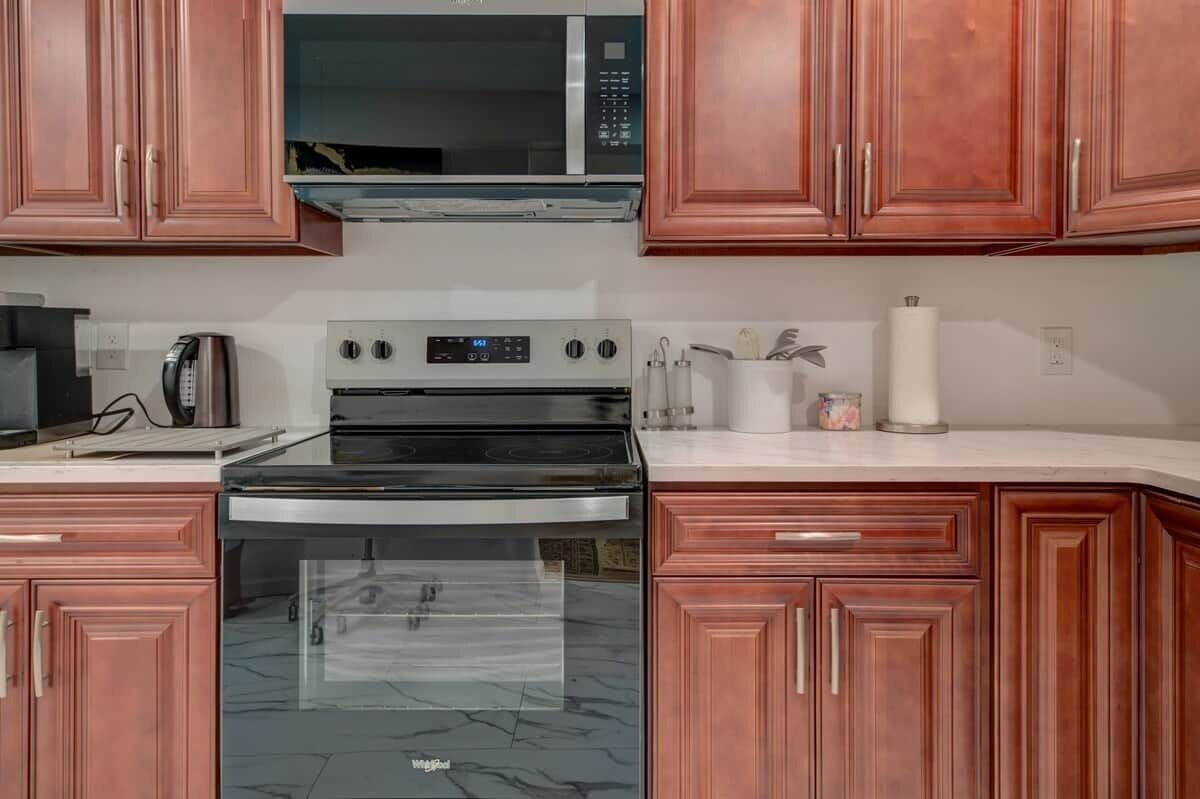 Fridge, oven, stovetop, dishwasher