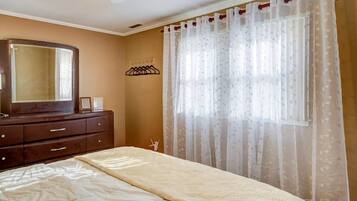 2 bedrooms, iron/ironing board, WiFi