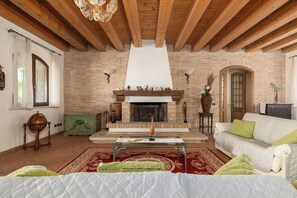 Fireplace - Villa Belvedere San Bartolo - Holiday villa with heated pool and sauna (Montefiore Conca)