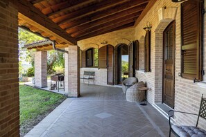 Terrace/patio - Villa Belvedere San Bartolo - Holiday villa with heated pool and sauna (Montefiore Conca)