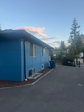 Exterior - Serene 3-bedroom building with AC in charming Tukwila/SeaTac airport area (Tukwila)