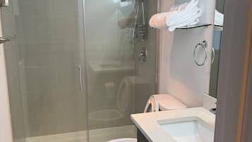 Haartrockner, Handtücher, Seife, Shampoo