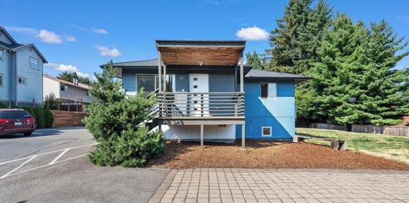 Exterior - Serene 3-bedroom building with AC in charming Tukwila/SeaTac airport area (Tukwila)