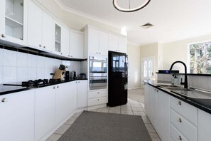 Private kitchen - Tamar River Hideaway w/ Spa & Workspace (Legana)