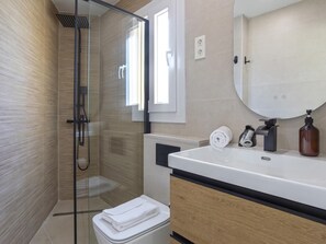Shower, hair dryer, towels - Sunstay Sardinero Loft Torremolinos (Torremolinos)