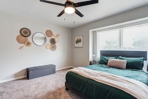 3 bedrooms, desk, free WiFi, bed sheets - Entire home - BBQ and Pool Access (Lubbock)