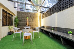 Outdoor dining - Chembur Homeotel - Gagal Home (Mumbai)