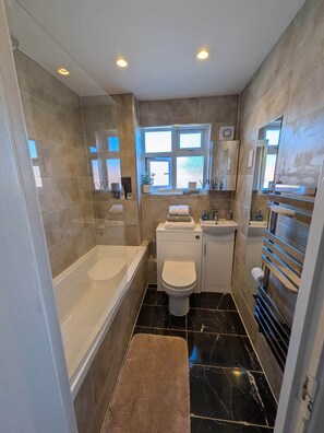Soap, toilet paper - Home Away From Home Ideal for Families and Contractors (London)