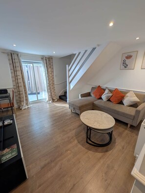 Living area - Home Away From Home Ideal for Families and Contractors (London)