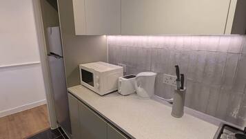 Fridge, stovetop