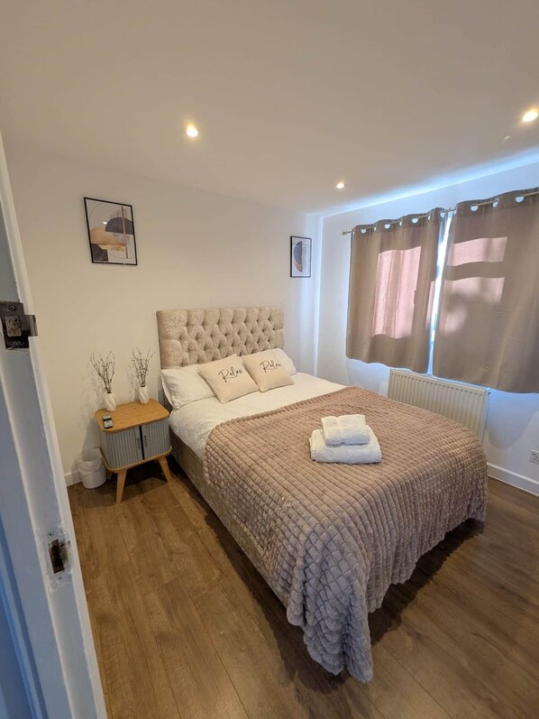 2 bedrooms, WiFi - Home Away From Home Ideal for Families and Contractors (London)