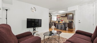 Langley 2-Bedroom Retreat Modern & Relaxing