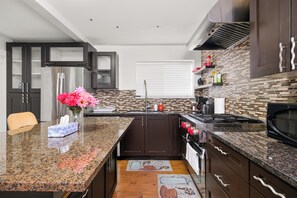 Fridge, microwave, stovetop, dishwasher