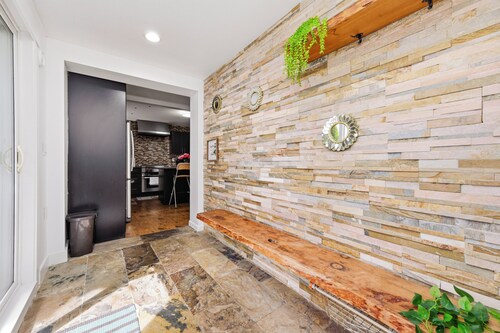 Langley 2-Bedroom Retreat Modern & Relaxing