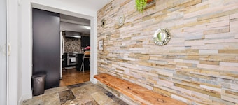 Langley 2-Bedroom Retreat Modern & Relaxing