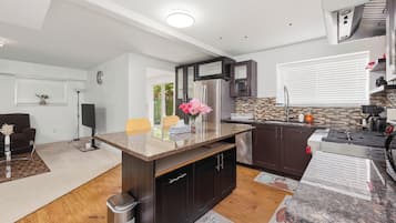 Fridge, microwave, stovetop, dishwasher