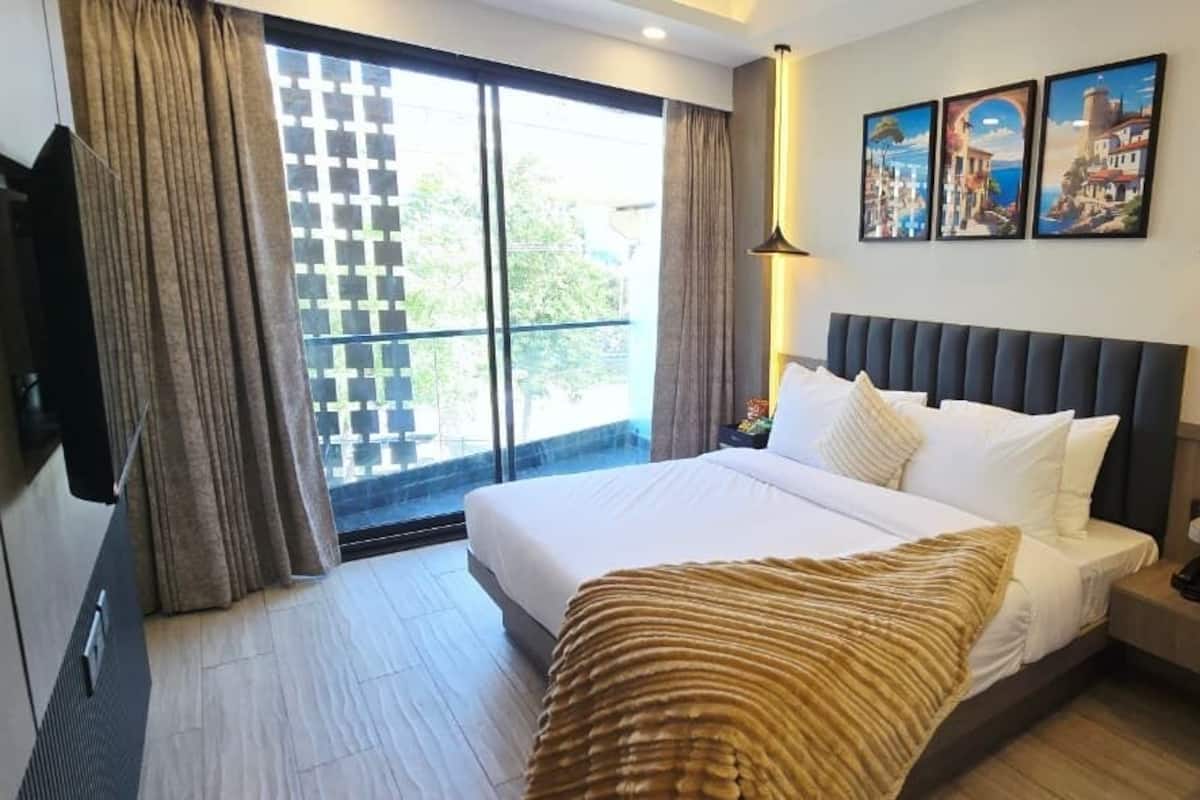 Superior Double Room, City View
