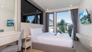 Una habitación de hotel moderna con una cama grande, un escritorio y una silla.