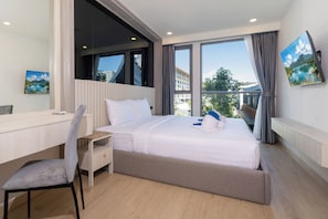 Appart'hôtel, balcon, vue piscine | Coffres-forts dans les chambres, fer et planche à repasser