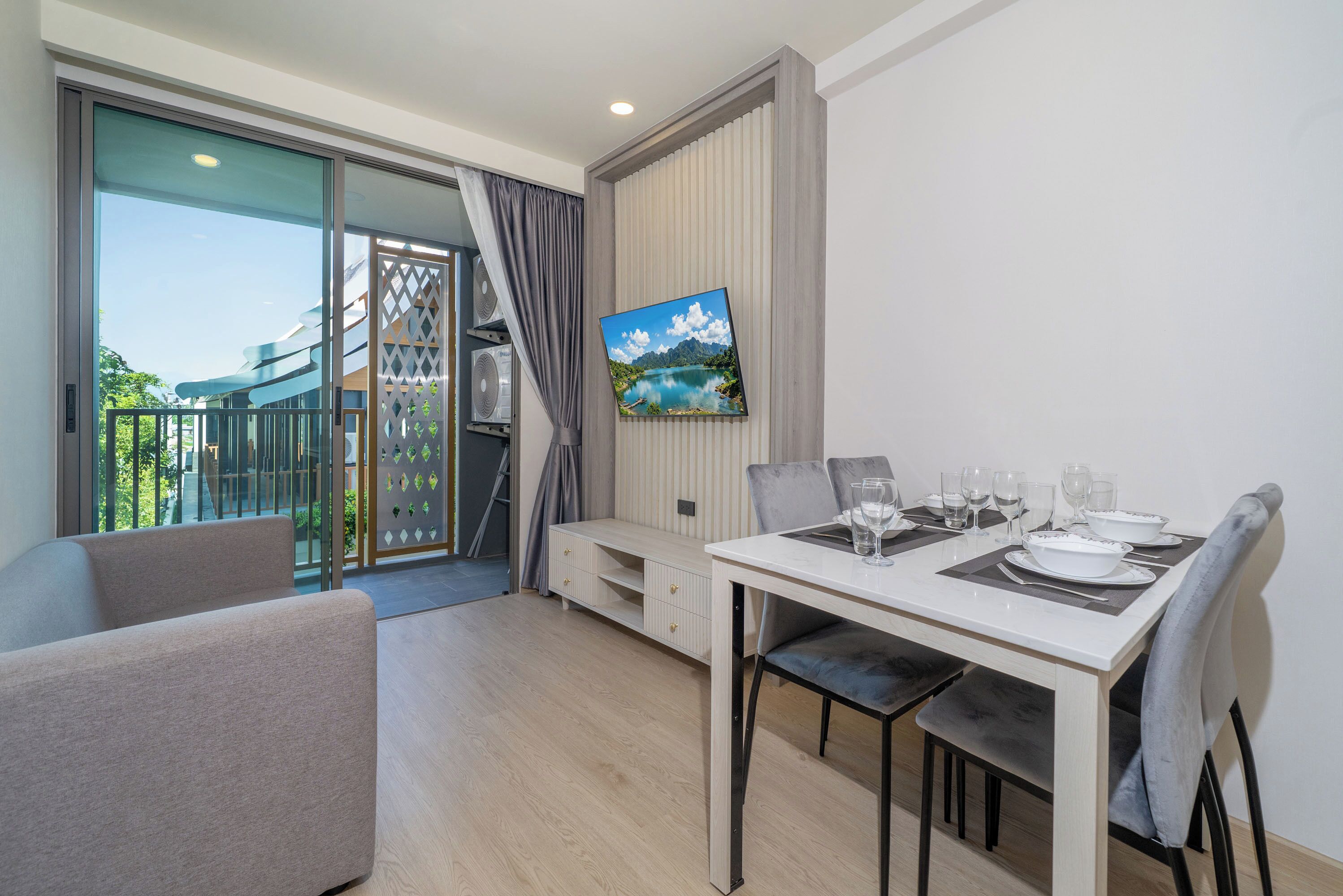 Condo, sacada, vista para a piscina | Opções para refeição